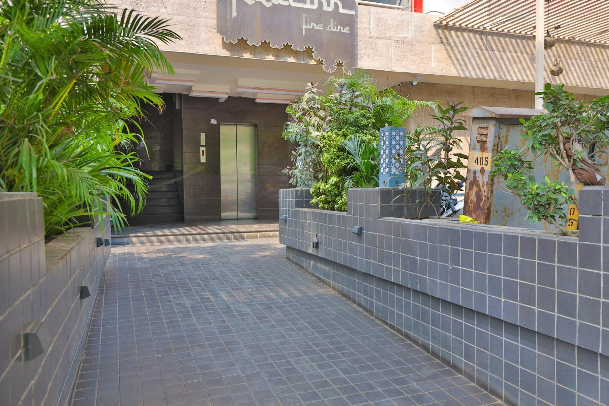 Hotel The Grand Suites Ahmedabad Exteriör bild