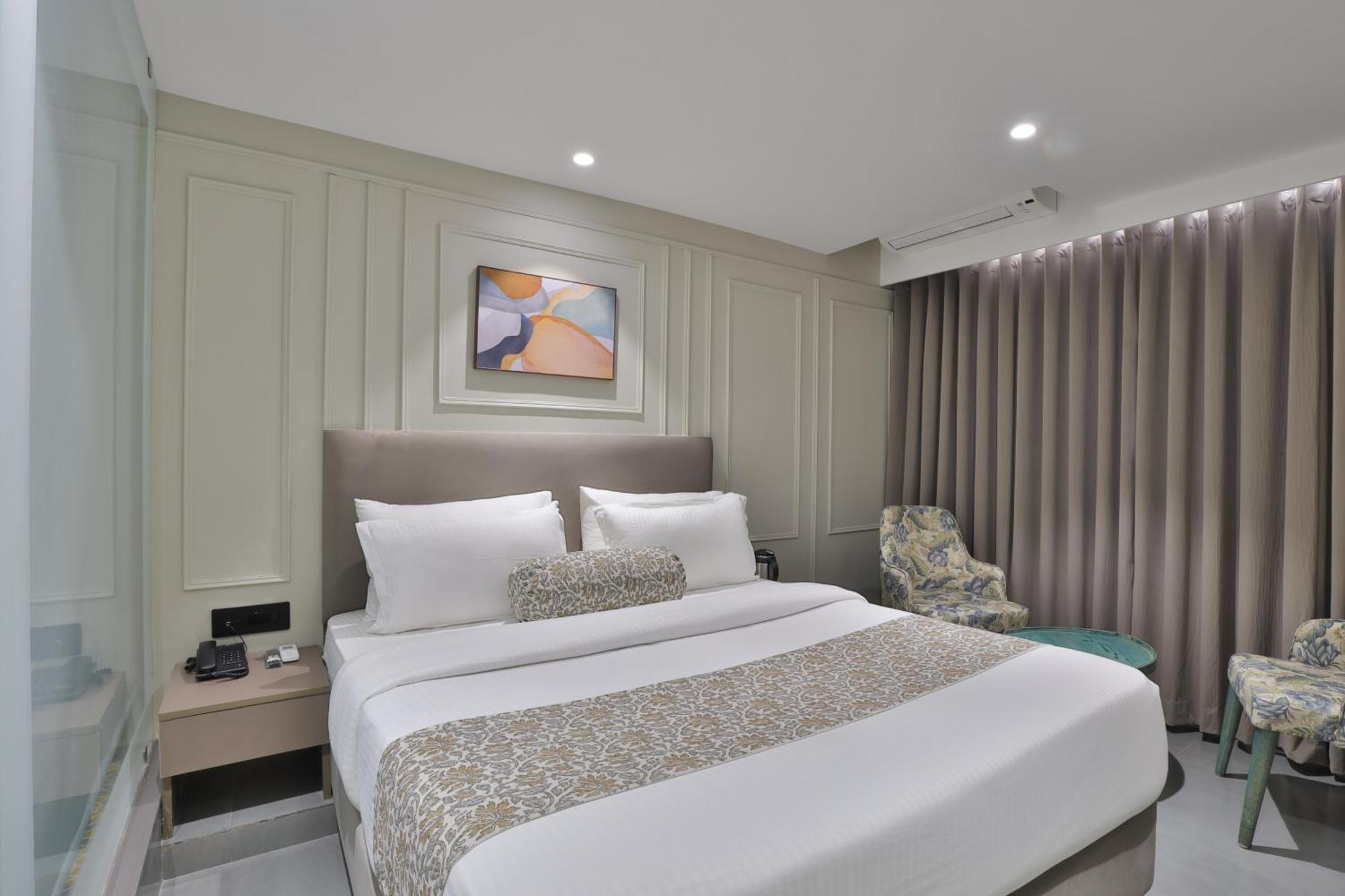 Hotel The Grand Suites Ahmedabad Exteriör bild