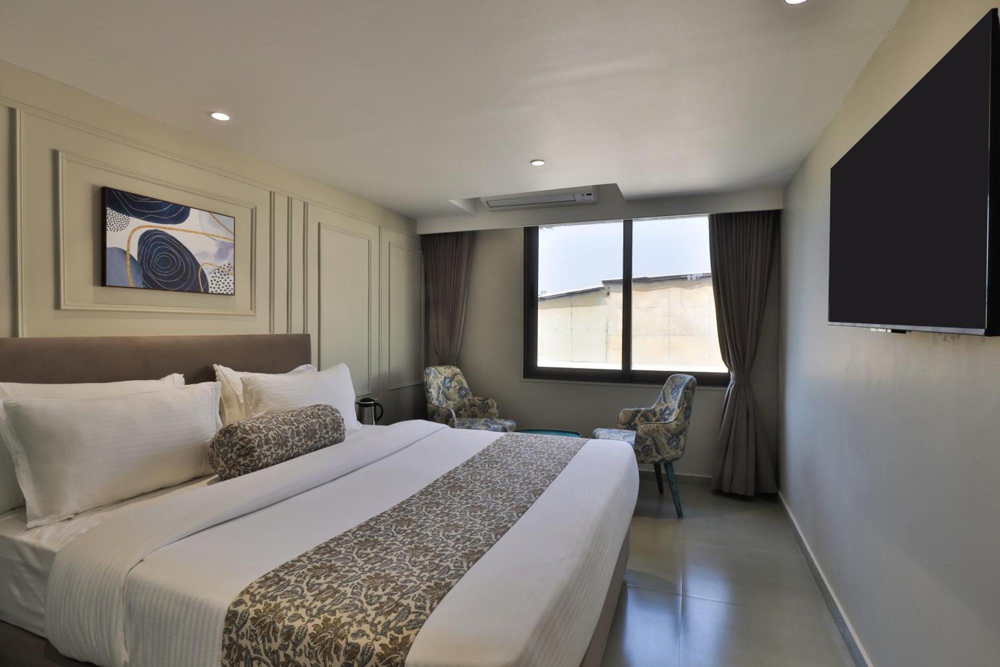 Hotel The Grand Suites Ahmedabad Exteriör bild