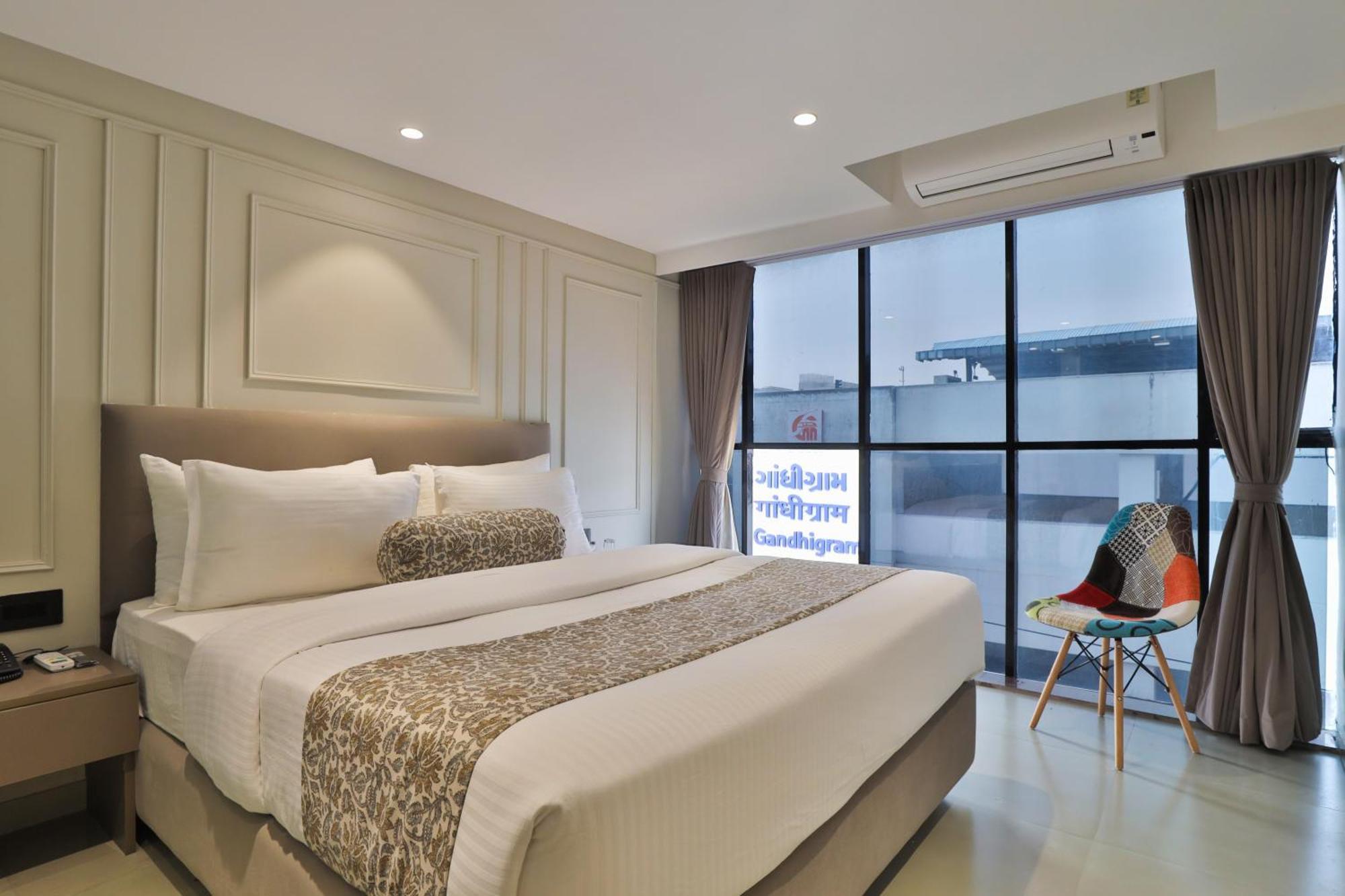 Hotel The Grand Suites Ahmedabad Exteriör bild