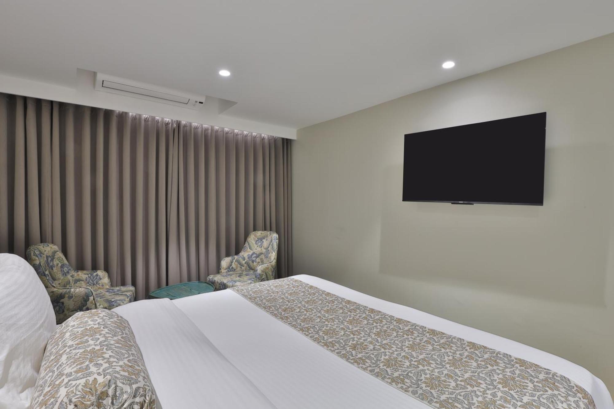 Hotel The Grand Suites Ahmedabad Exteriör bild