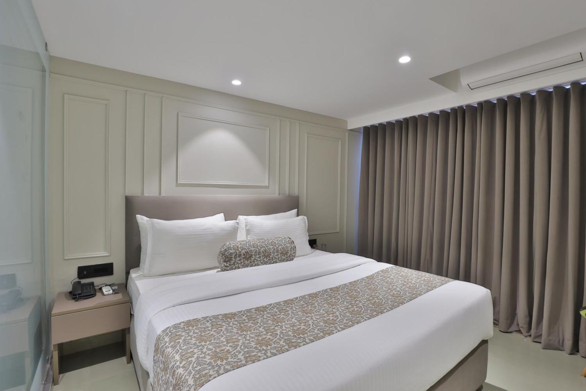 Hotel The Grand Suites Ahmedabad Exteriör bild
